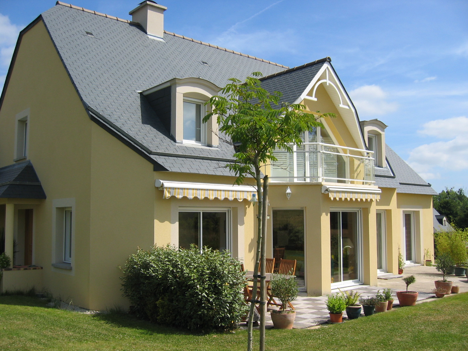 Façade avant avec terrain